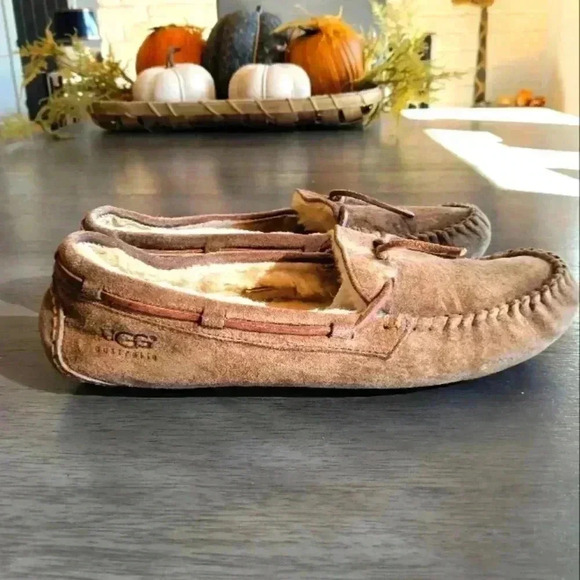 UGG Slippers - Picture 1 of 5